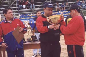 LEANDRO ENTREGANDO TROFÉU DISCIPLINA P/DORIVAL DA SERVOPA