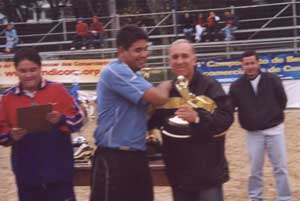 PAULO VIGO ENTREGANDO TROFÉU P/JACKSON (ANDARAKI) GOLEIRO MENOS VAZADO