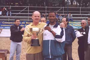 BARBOSA DA FEDERAÇÃO ENTREGANDO O TROFÉU DISCIPLINA P/ZECA DA OTELLO